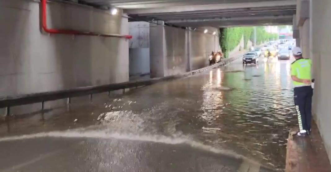 Tahminciler 4 gün, Meteoroloji saatler kala uyarmıştı! Konya’da tarihe geçecek yağış 8